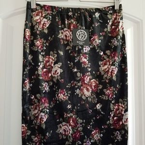 Black floral fitted velvet skirt
